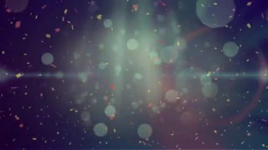 Karanlık arka planda parlayan ışıkların üzerine düşen konfeti animasyonu. müzik ve eğlence konsepti dijital olarak oluşturulmuş video.
