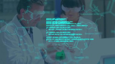 İki Kafkas bilim adamının laboratuvarda bilimsel veri işleme animasyonu. küresel bilim, bağlantılar, veri işleme ve dijital arayüz kavramı dijital olarak oluşturulmuş video.