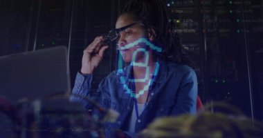 Bilgisayar sunucuları tarafından Afrika kökenli Amerikalı kadın üzerinde asma kilit ve veri animasyonu. Küresel veri işleme, sunucular ve bulut hesaplama kavramı dijital olarak oluşturulmuş video.