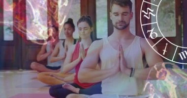 Yoga yapan farklı insanların yıldız falı çarkının animasyonu. Yıldız işaretleri, yıldız falı ve yoga meditasyon konsepti dijital olarak oluşturulmuş video.