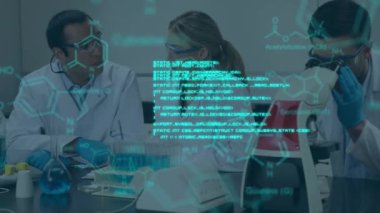 Laboratuvardaki çeşitli bilim adamları grubu üzerinde bilimsel veri işleme animasyonu. küresel bilim, bağlantılar, veri işleme ve dijital arayüz kavramı dijital olarak oluşturulmuş video.