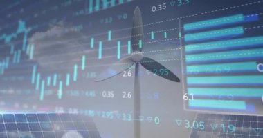 Mavi gökyüzüne karşı yel değirmeni ve güneş panelleri üzerinde finansal veri işleme. Küresel finans ve yenilenebilir enerji teknolojisi kavramı