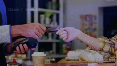 Beyaz kadın ve erkeğin ellerinde kart ve terminal kullanarak veri işleme animasyonu. iş, finans, ödemeler ve teknoloji konsepti dijital olarak oluşturulmuş video.