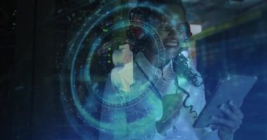 Bitcoin ve verilerin animasyonu, bilgisayar sunucuları tarafından Afrika kökenli Amerikalı bir kadın tarafından inceleniyor. Küresel veri işleme, sunucular ve bulut hesaplama kavramı dijital olarak oluşturulmuş video.