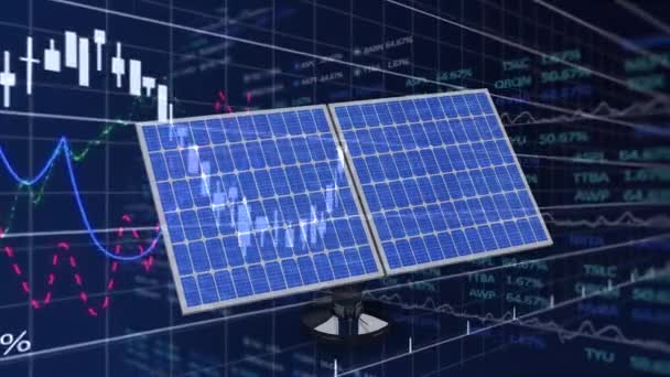 太阳能电池板上的财务数据处理与股票市场蓝色背景的数据处理相对照 全球金融和可再生能源技术概念 — 图库视频影像