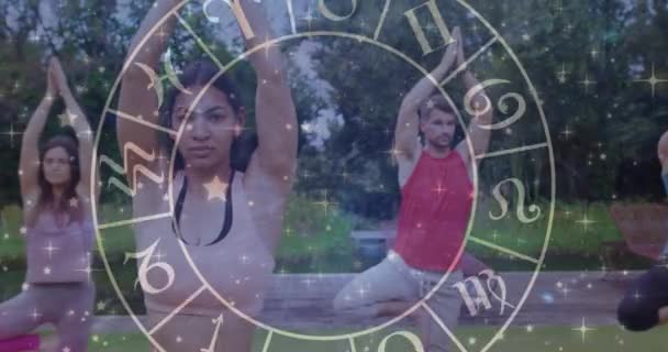 Animatie Van Horoscoop Zodiak Wiel Diverse Mensen Die Yoga Beoefenen — Stockvideo