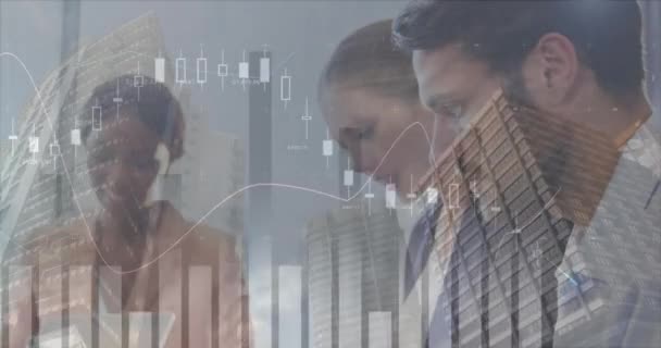 オフィスで話す多様なビジネスマンのための財務グラフ データ 都市のアニメーション 世界的なビジネス テクノロジーの概念がデジタルで生成され — ストック動画