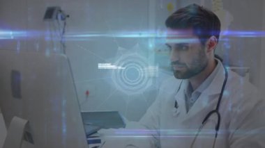 Hastanedeki bilgisayar kullanan beyaz erkek doktorun portresi üzerinde dönen küre ve veri işleme. Tıbbi sağlık ve teknoloji konsepti