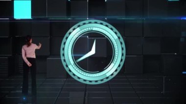 Kafkas iş kadını ve ekranda veri işleme üzerinde ilerleyen saatin animasyonu. küresel iş ve veri işleme kavramı dijital olarak oluşturulmuş video.