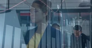 Kafkasyalı iş kadını üzerinden finansal veri işleme animasyonu. küresel iş, finans, veri işleme ve dijital arayüz kavramı dijital olarak oluşturulmuş video.