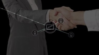 El sıkışan insanların üzerindeki simgelerle bağlantı ağının animasyonu. küresel bağlantılar, veri işleme ve dijital arayüz konsepti dijital olarak oluşturulmuş video.