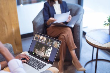 Çok ırklı iş arkadaşları bilgisayarda ofiste toplanıyorlar. değiştirilmemiş, kablosuz teknoloji, video konferansı, tartışma, internet, iş, takım çalışması.