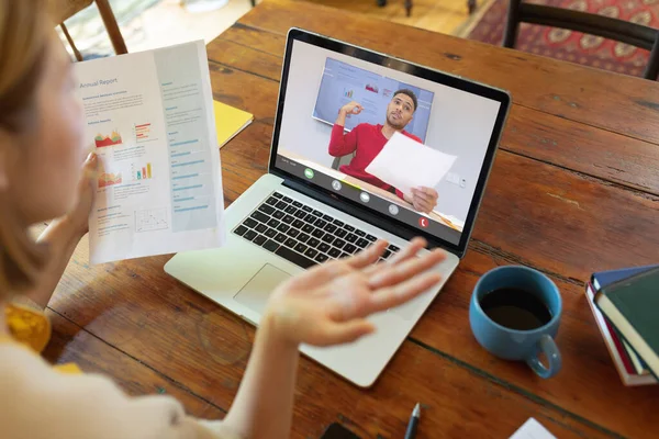 Blanke Zakenvrouw Analyseert Gegevens Met Collega Videoconferentie Laptop Coffeeshop Grafiek — Stockfoto