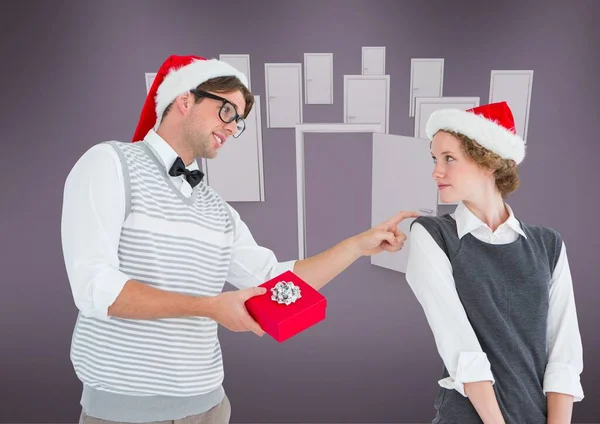 Blanke Man Geeft Kerstcadeau Aan Zijn Vrouw Met Deuren Pictogram — Stockfoto
