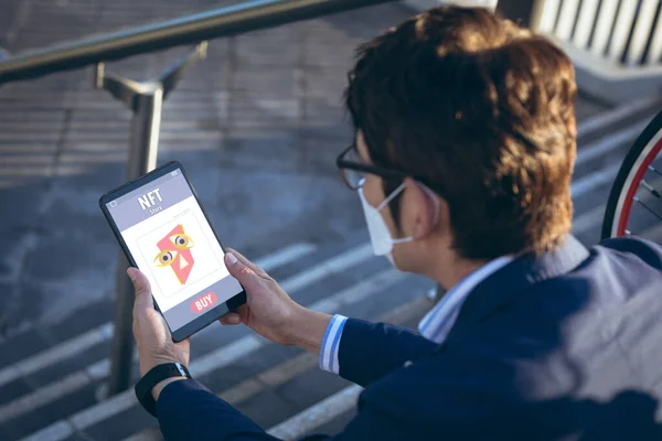 Aziatische Zakenman Dragen Masker Doen Onderzoek Nft Digitale Tablet Terwijl — Stockfoto