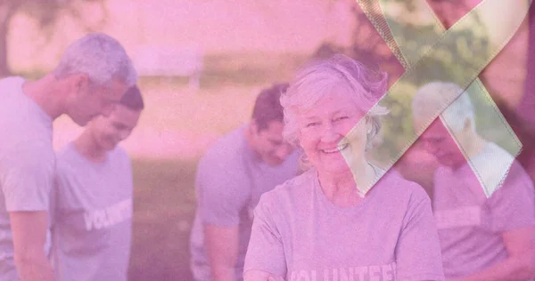 Wielokrotny Portret Szczęśliwej Białej Seniorki Ochotnikami Wstążką Uświadamiającą Międzynarodowy Dzień — Zdjęcie stockowe