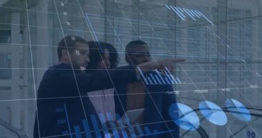 Çeşitli iş adamlarının konuşmaları üzerine finansal verilerin ve grafiklerin animasyonu. işletme, finans, ekonomi ve teknoloji konsepti dijital olarak oluşturulmuş video.