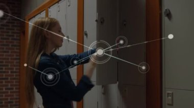 Beyaz bir kızın dolabını açıp eşyalarını almasına karşı bir bağlantı ağı. eğitim ve teknoloji kavramı