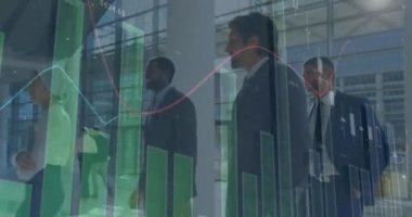 Ofiste yürüyen çeşitli iş adamlarının finansal grafiklerinin animasyonu. İş, ofiste çalışmak, finans ve ekonomi konsepti dijital olarak oluşturulmuş video.