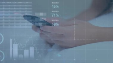 Akıllı telefon kullanan kişinin finansal veri işleme animasyonu. küresel iş, finans, veri işleme ve dijital arayüz kavramı dijital olarak oluşturulmuş video.