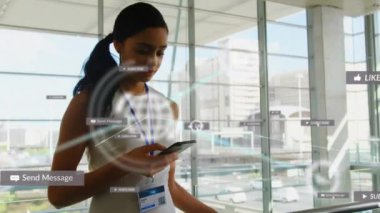 Akıllı telefon kullanan iki ırklı kadının üzerindeki simgelerle bağlantı ağının animasyonu. küresel bağlantılar, veri işleme ve dijital arayüz konsepti dijital olarak oluşturulmuş video.