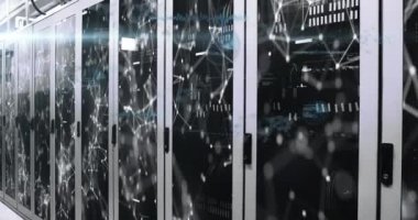 Bilgisayar sunucuları üzerinden bağlantı ve veri işleme ağının animasyonu. küresel bağlantılar ve veri işleme konsepti dijital olarak oluşturulmuş video.