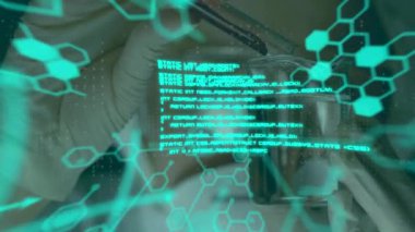 Laboratuvardaki bilim adamı üzerinde veri işleme ve kimyasal formülün animasyonu. küresel bilim, veri işleme ve dijital arayüz kavramı dijital olarak oluşturulmuş video.