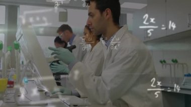 Laboratuvar şehirlerindeki çeşitli bilim adamları üzerinde matematiksel denklemlerin animasyonu. küresel bilim, teknoloji ve dijital arayüz kavramı dijital olarak oluşturulmuş video.