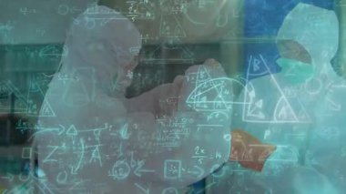 Laboratuvar şehirlerindeki çeşitli bilim adamları üzerinde matematiksel denklemlerin animasyonu. küresel bilim, teknoloji ve dijital arayüz kavramı dijital olarak oluşturulmuş video.