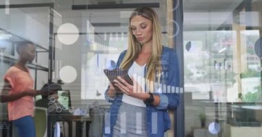 Çeşitli iş adamları üzerinde finansal veri işleme animasyonu. küresel iş, teknoloji ve dijital arayüz kavramı dijital olarak oluşturulmuş video.