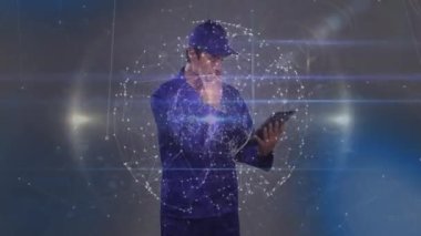 Dijital tablet kullanan düşünceli Kafkas işçilere karşı olan bağlantı ağı küresi. küresel ağ ve teknoloji kavramı