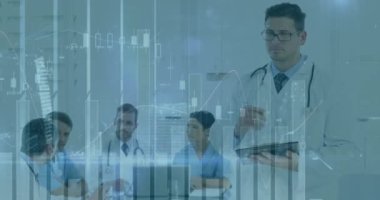 Çeşitli doktor grupları üzerinde veri işleme animasyonu. küresel bilim, bağlantılar, veri işleme ve dijital arayüz kavramı dijital olarak oluşturulmuş video.