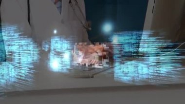 Hastanedeki bilgisayar kullanan beyaz kadın doktorun portresiyle ilgili veri işleme ekranları. Tıbbi sağlık ve teknoloji konsepti