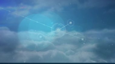 Bulutlu gökyüzü üzerindeki bağlantı ve ışık noktalarının animasyonu. küresel teknoloji, bilgisayar ve dijital arayüz kavramı dijital olarak oluşturulmuş video.