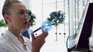 Akıllı telefon kullanan beyaz kadınların üzerindeki ikonlarla olan bağlantıların animasyonu. küresel bağlantılar, veri işleme ve dijital arayüz konsepti dijital olarak oluşturulmuş video.
