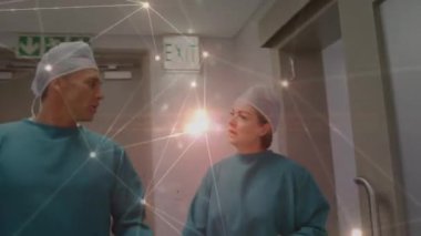Ameliyathanede iki beyaz cerrah arasındaki bağlantı ağının animasyonu. küresel tıp, covid 19 pandemik konsept sırasında sağlık hizmetleri dijital olarak üretilen video.