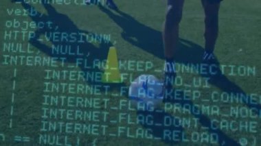 Spor sahasında pratik yapan Afrikalı Amerikalı erkek futbolcuya karşı veri işleme. spor ve teknoloji konsepti