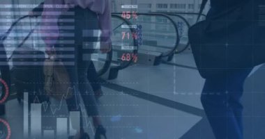 Yürüyen merdivene giden çeşitli iş adamlarının finansal verilerinin ve grafiklerinin animasyonu. işletme, finans, ekonomi ve teknoloji konsepti dijital olarak oluşturulmuş video.