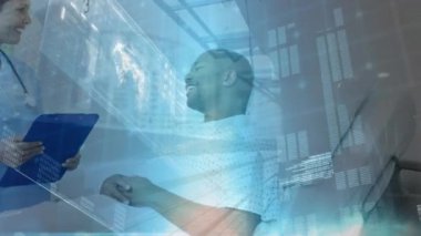 Kafkasyalı kadın sağlık görevlisinin Afrika kökenli Amerikalı erkek hastayla konuşmasını inceliyorum. Tıbbi sağlık ve teknoloji konsepti