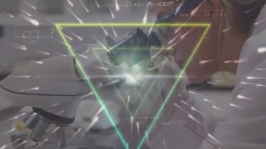 Matematiksel denklemlerin ve üçgenlerin animasyonu laboratuardaki beyaz kadın bilim adamı üzerinde. küresel bilim, teknoloji ve dijital arayüz kavramı dijital olarak oluşturulmuş video.