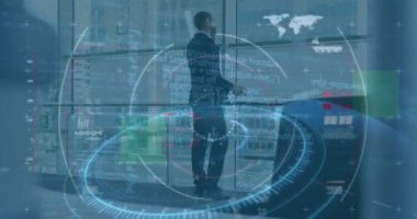 Akıllı telefon kullanan beyaz iş adamının finansal verilerinin ve grafiklerinin animasyonu. işletme, finans, ekonomi ve teknoloji konsepti dijital olarak oluşturulmuş video.