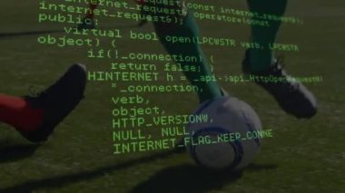 Spor sahasında oynayan erkek futbolcunun alt kısmıyla veri işleme. spor ve teknoloji konsepti