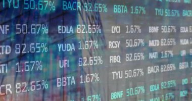 Şehir manzarası üzerinde veri işleme animasyonu. küresel iş, finans, bağlantılar ve dijital arayüz konsepti dijital olarak oluşturulmuş video.