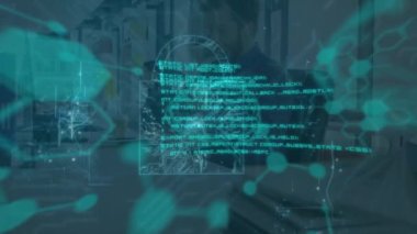 Kafkasyalı işadamının VR kulaklık kullanılarak taranması ve veri işlemesinin animasyonu. küresel bilim, teknoloji ve dijital arayüz kavramı dijital olarak oluşturulmuş video.