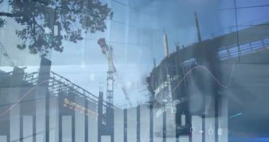 Yürüyen kalabalığın üzerinde finansal veri işleme animasyonu. küresel iş, finans, veri işleme ve dijital arayüz kavramı dijital olarak oluşturulmuş video.