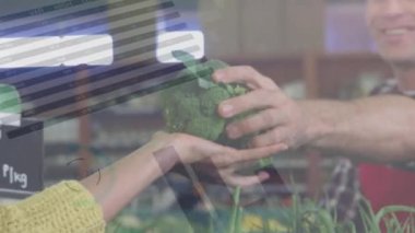 Kafkas erkek manavının müşteriye brokoli uzatması üzerine veri işleme animasyonu. Taze vejetaryen yiyecekler, bitki temelli diyet, dijital olarak üretilen sağlıklı yeme konsepti..