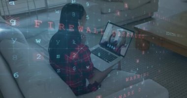 Dizüstü bilgisayarında video kaydı olan melez bir kadının üzerinde virüs taraması. Veri işleme, ağ güvenliği, iletişim ve teknoloji konsepti dijital olarak oluşturulmuş video.
