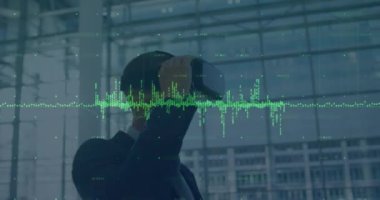 VR kulaklık kullanılarak Kafkas iş adamının veri işleme animasyonu. küresel iş, finans, bağlantılar ve dijital arayüz konsepti dijital olarak oluşturulmuş video.