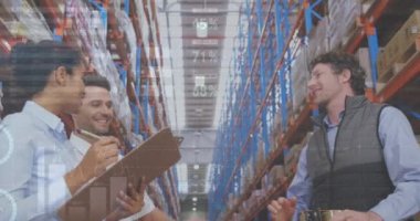 Üç farklı depo çalışanının finansal veri işleme animasyonu. küresel gönderim, dağıtım, iş, veri işleme ve teknoloji konsepti dijital olarak oluşturulmuş video.