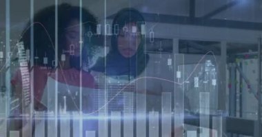 Çift ırklı iş kadınları üzerinde finansal veri işleme animasyonu. küresel iş, finans, veri işleme ve dijital arayüz kavramı dijital olarak oluşturulmuş video.